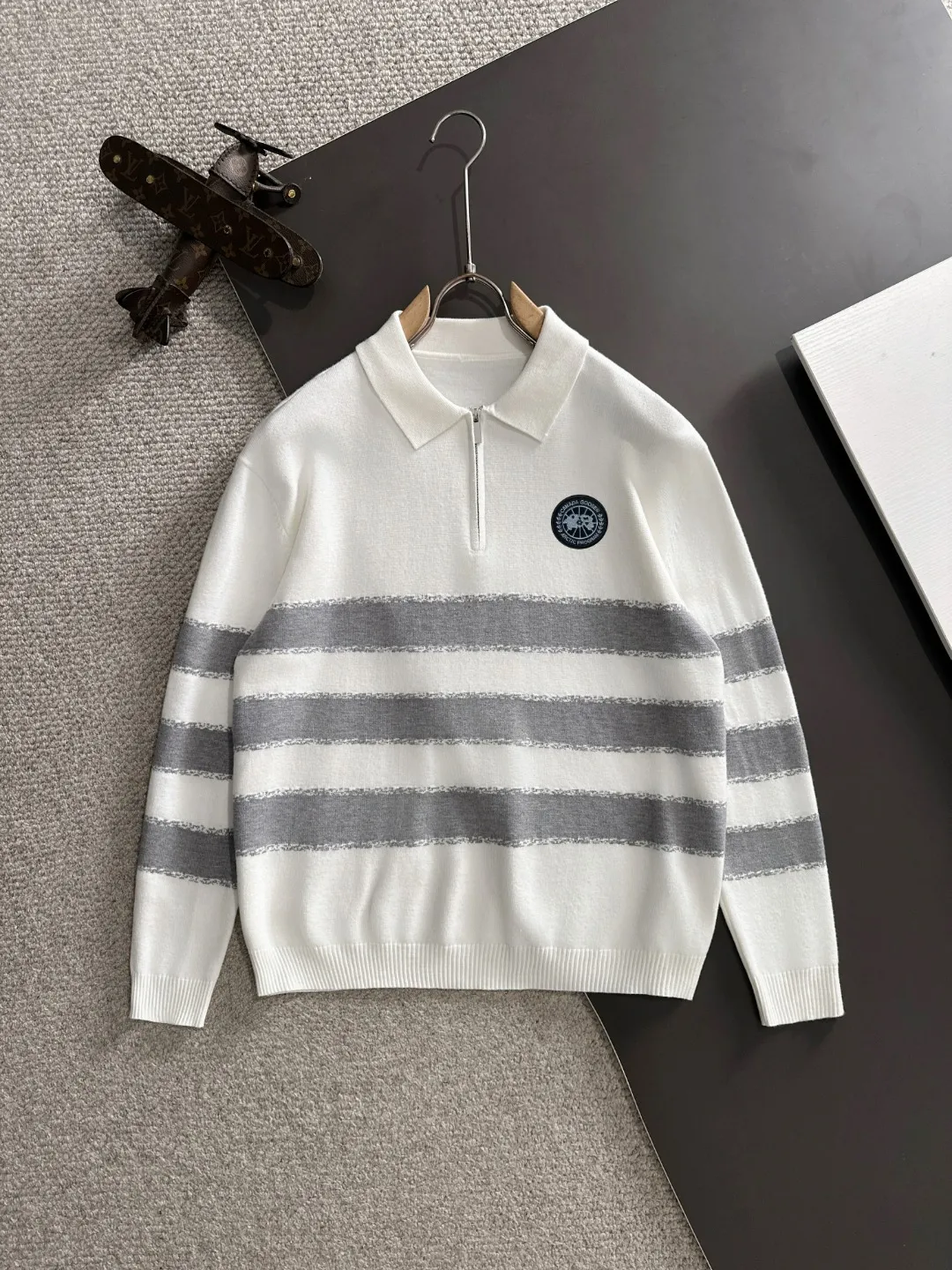 Next day shipping P360 Big Goose 2025 official website latest autumn and winter sweaters, popular models are on sale at the same time at the counter! Specially made of wool blended fabric. It feels comfortable and can be directly in contact with the skin. The logo badge is exquisitely embroidered, which is extremely eye-catching! The details highlight the fashionable charm of big brands. Exquisite workmanship. Three-dimensional cutting style. The wearing effect is invincible and handsome! All three standards are complete! Size: M-3XL